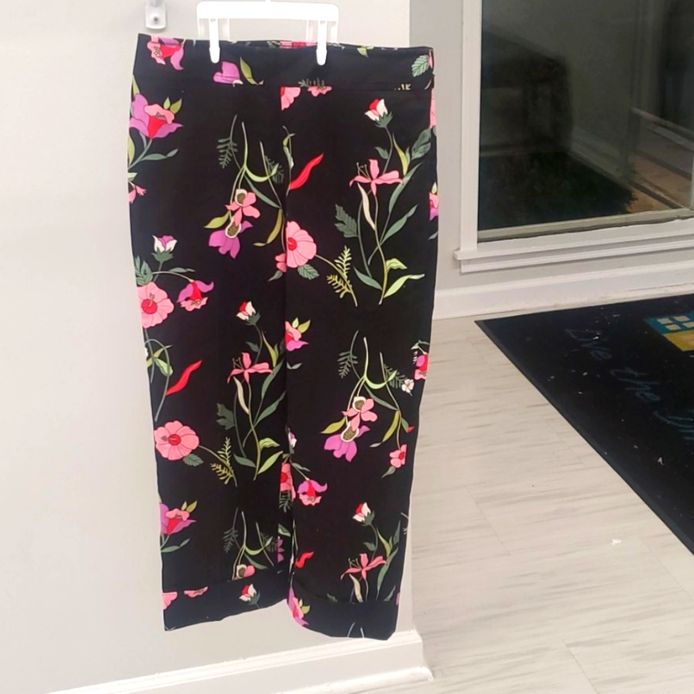 Black Floral capri pants size 6